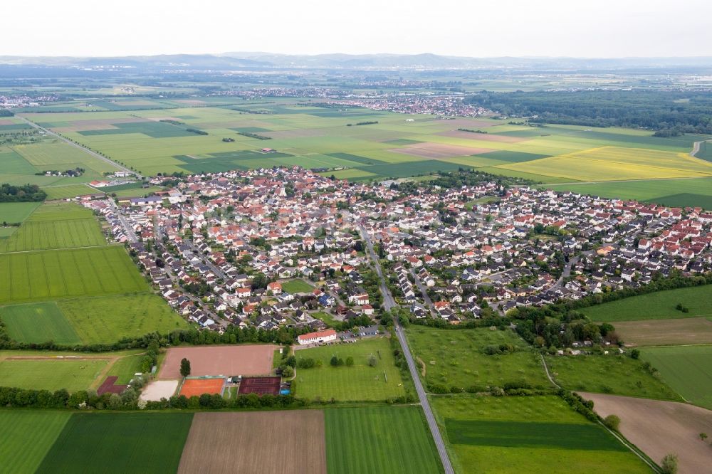 Riedstadt von oben - Dorf - Ansicht am Rande von Feldern im Ortsteil Leeheim in Riedstadt im Bundesland Hessen, Deutschland