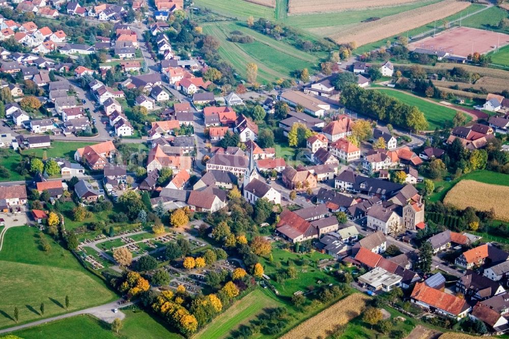 Willstätt von oben - Dorf - Ansicht am Rande von Feldern im Ortsteil Legelshurst in Willstätt im Bundesland Baden-Württemberg, Deutschland