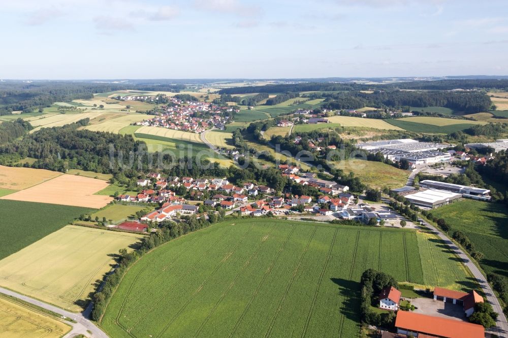 Moosthenning von oben - Dorf - Ansicht am Rande von Feldern im Ortsteil Lengthal in Moosthenning im Bundesland Bayern, Deutschland