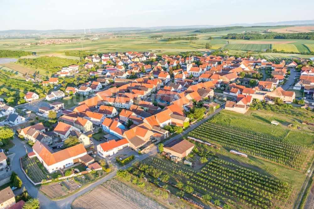 Kolitzheim von oben - Dorf - Ansicht am Rande von Feldern im Ortsteil Lindach in Kolitzheim im Bundesland Bayern, Deutschland