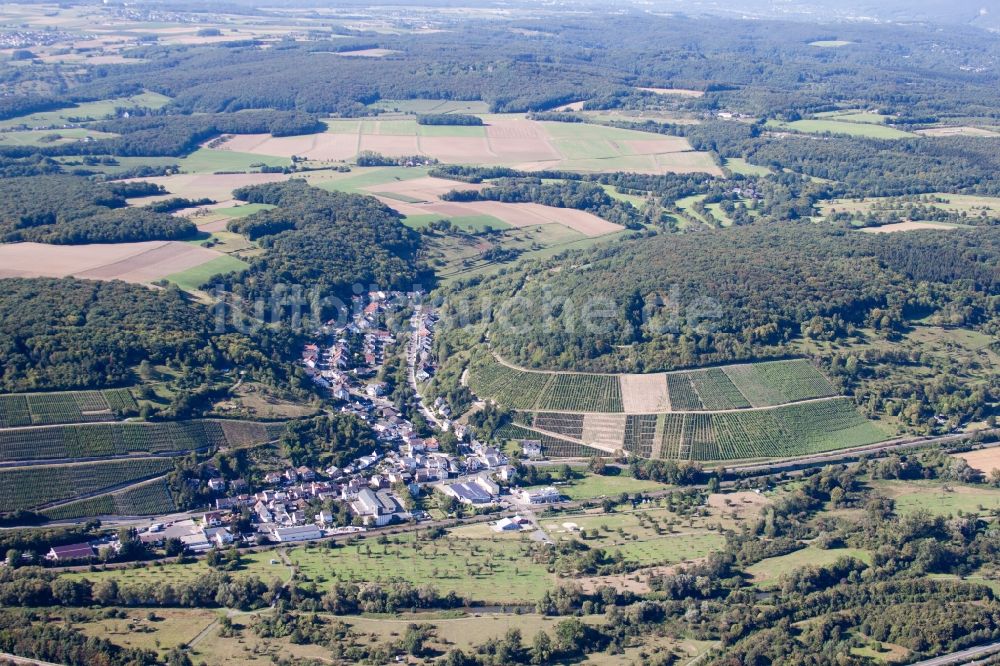 Luftaufnahme Bad Neuenahr-Ahrweiler - Dorf - Ansicht am Rande von Feldern im Ortsteil Lohrsdorf in Bad Neuenahr-Ahrweiler im Bundesland Rheinland-Pfalz, Deutschland