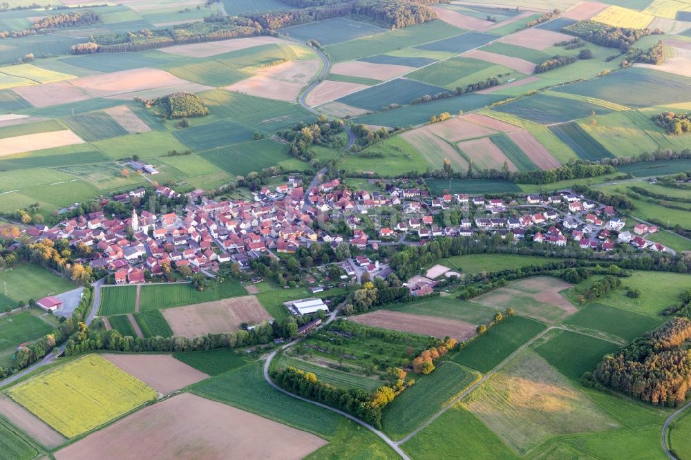 Luftaufnahme Riedbach - Dorf - Ansicht am Rande von Feldern im Ortsteil Mechenried in Riedbach im Bundesland Bayern, Deutschland