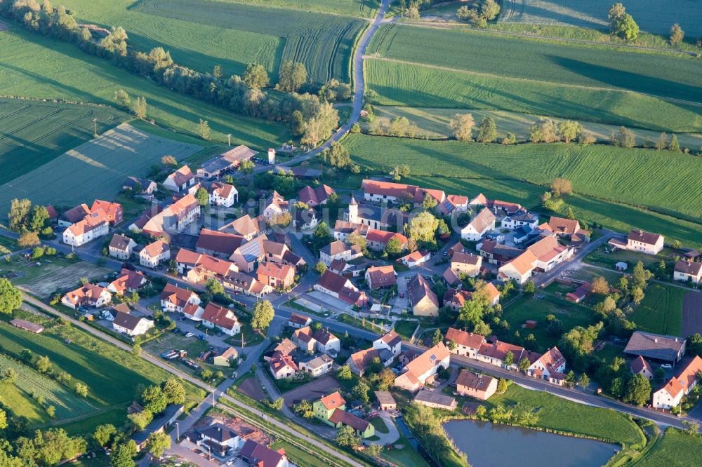 Burgebrach von oben - Dorf - Ansicht am Rande von Feldern im Ortsteil Mönchherrnsdorf in Burgebrach im Bundesland Bayern, Deutschland