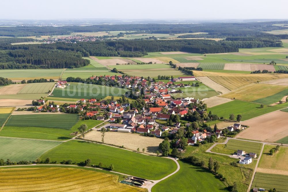 Oberstadion von oben - Dorf - Ansicht am Rande von Feldern im Ortsteil Moosbeuren in Oberstadion im Bundesland Baden-Württemberg, Deutschland