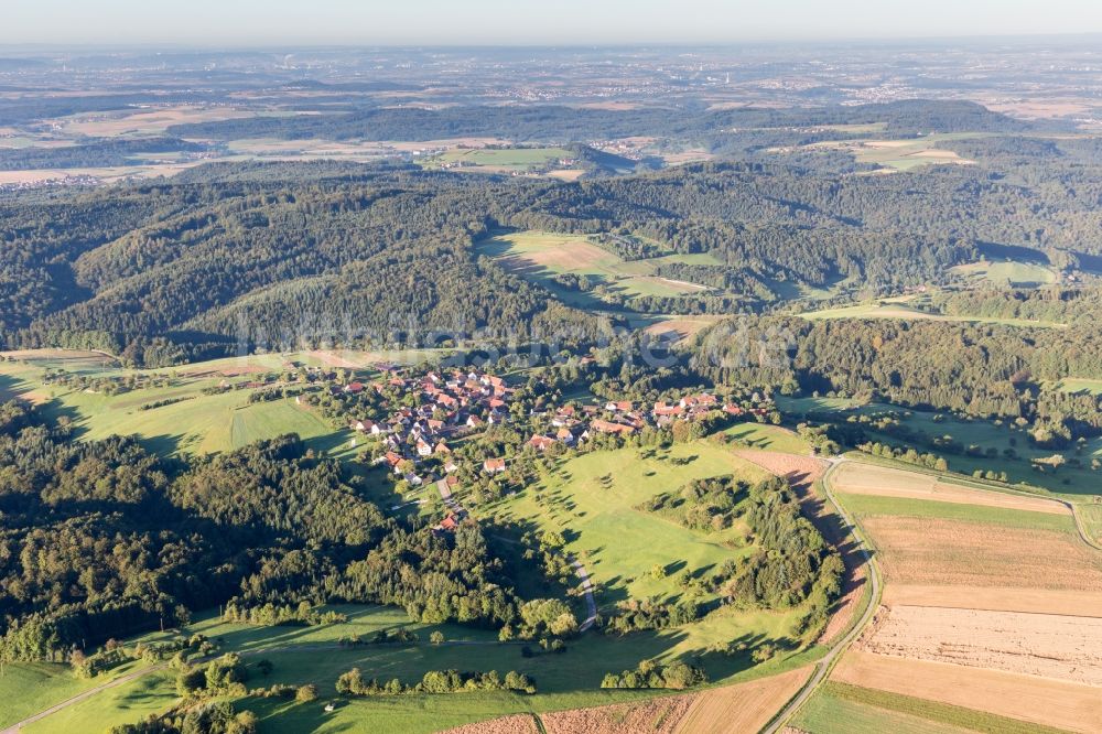 Spiegelberg von oben - Dorf - Ansicht am Rande von Feldern im Ortsteil Nassach in Spiegelberg im Bundesland Baden-Württemberg, Deutschland