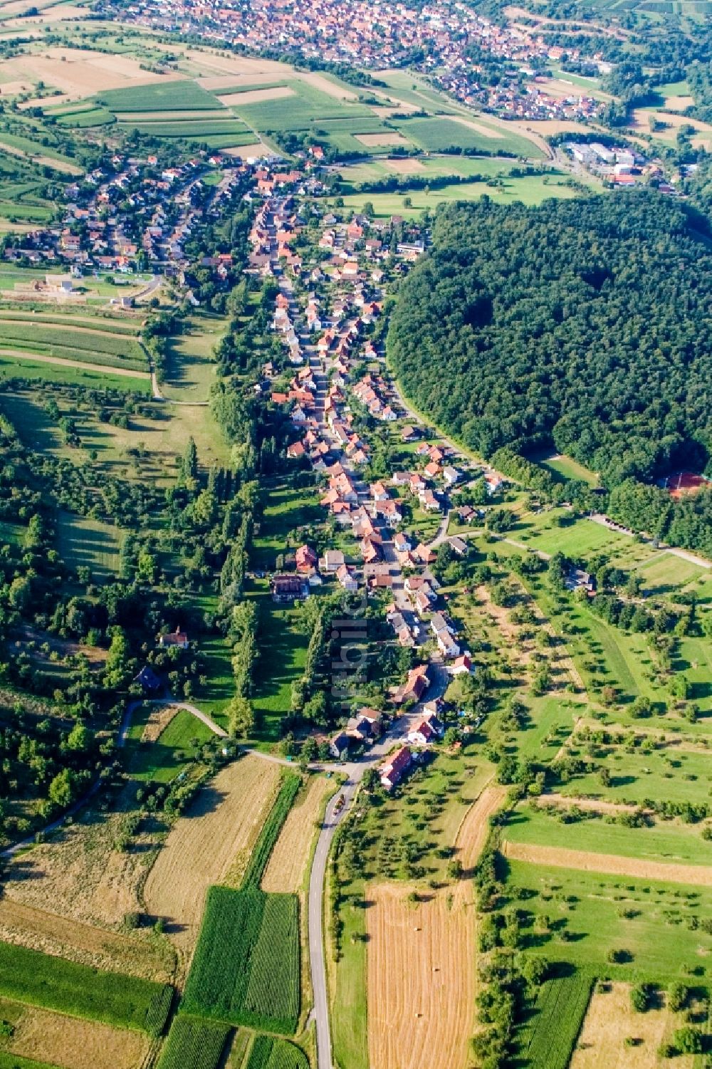 Keltern aus der Vogelperspektive: Dorf - Ansicht am Rande von Feldern im Ortsteil Niebelsbach in Keltern im Bundesland Baden-Württemberg, Deutschland