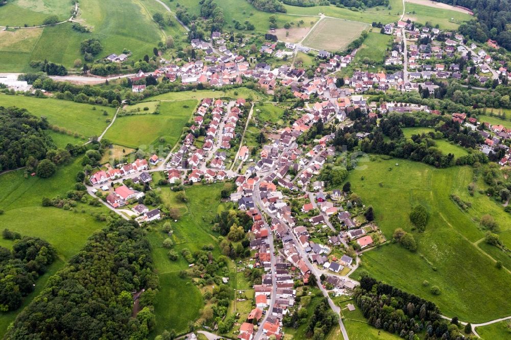 Seeheim-Jugenheim aus der Vogelperspektive: Dorf - Ansicht am Rande von Feldern im Ortsteil Ober-Beerbach in Seeheim-Jugenheim im Bundesland Hessen, Deutschland