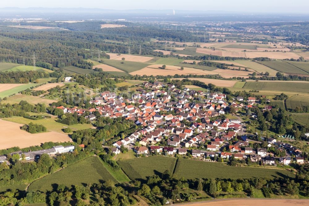 Kraichtal von oben - Dorf - Ansicht am Rande von Feldern im Ortsteil Oberacker in Kraichtal im Bundesland Baden-Württemberg, Deutschland