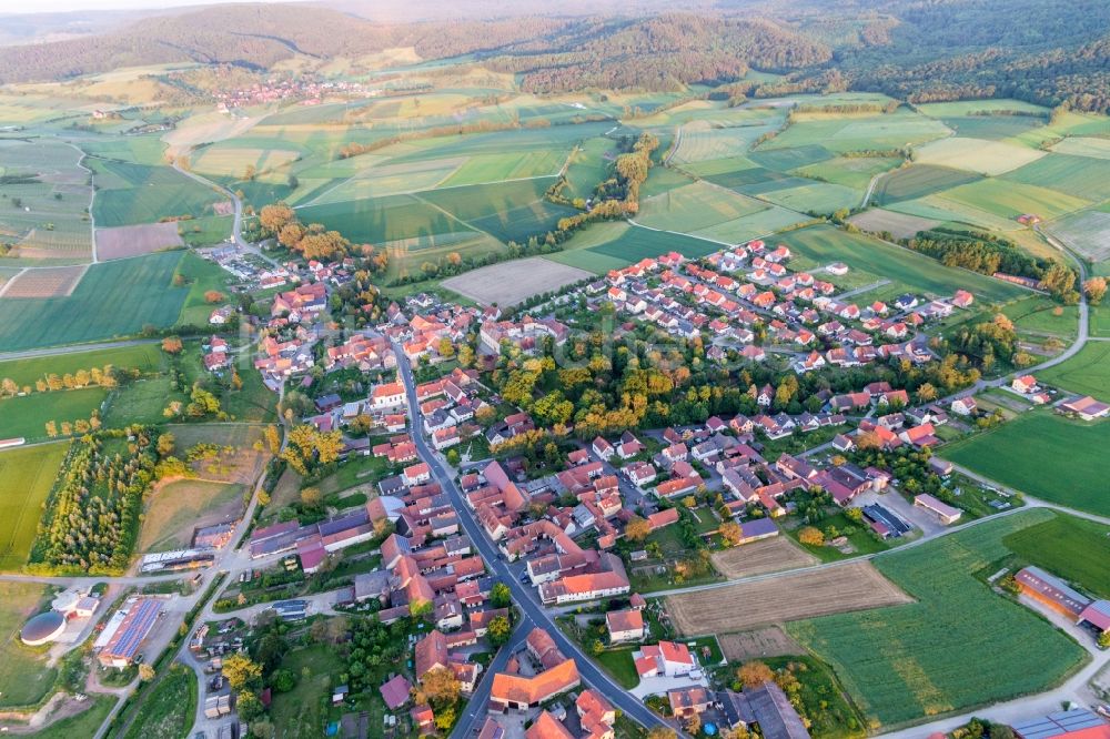 Luftaufnahme Knetzgau - Dorf - Ansicht am Rande von Feldern im Ortsteil Oberschwappach in Knetzgau im Bundesland Bayern, Deutschland