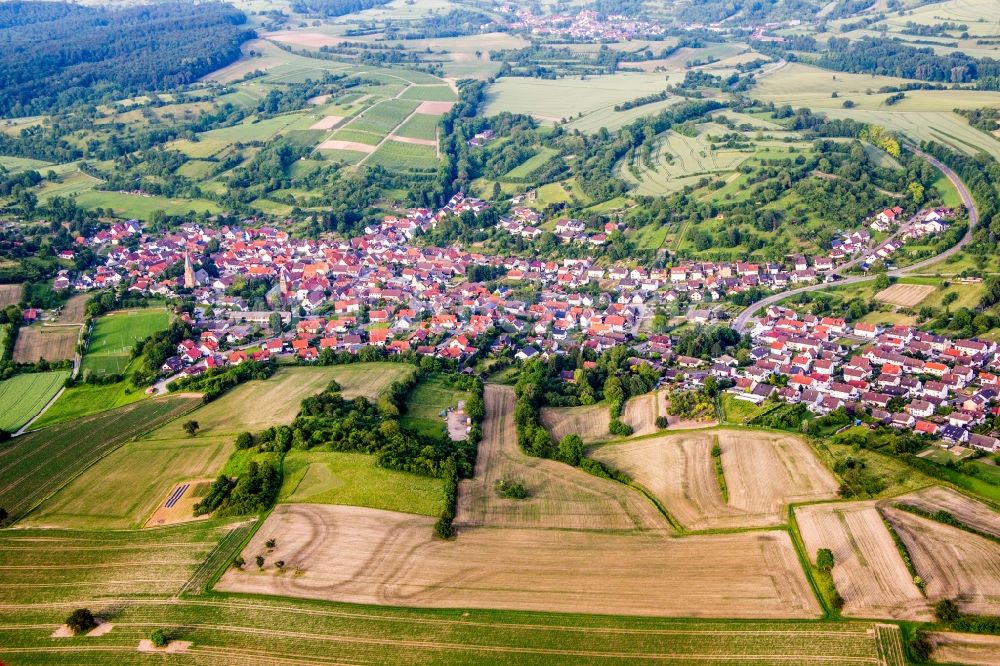 Luftaufnahme Kraichtal - Dorf - Ansicht am Rande von Feldern im Ortsteil Oberöwisheim in Kraichtal im Bundesland Baden-Württemberg, Deutschland