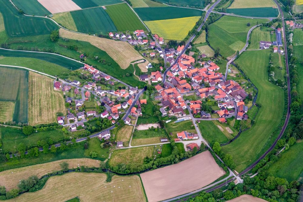 Luftaufnahme Uslar - Dorf - Ansicht am Rande von Feldern im Ortsteil Offensen in Uslar im Bundesland Niedersachsen, Deutschland