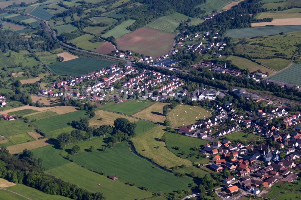 Höxter von oben - Dorf - Ansicht am Rande von Feldern im Ortsteil Ottbergen in Höxter im Bundesland Nordrhein-Westfalen, Deutschland