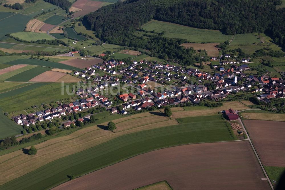 Höxter aus der Vogelperspektive: Dorf - Ansicht am Rande von Feldern im Ortsteil Ovenhausen in Höxter im Bundesland Nordrhein-Westfalen, Deutschland