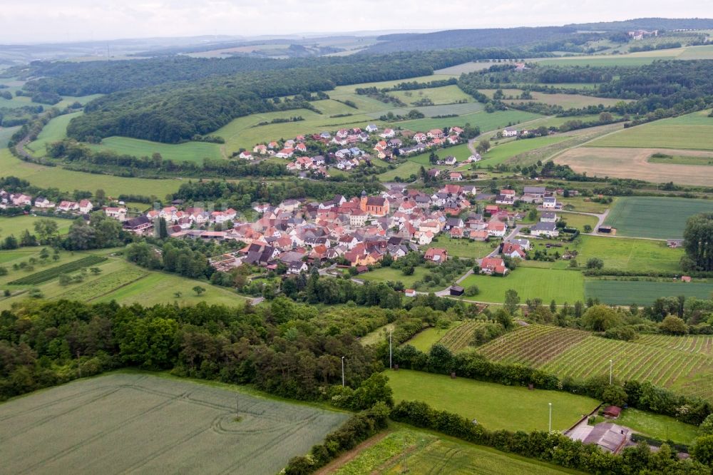 Luftbild Arnstein - Dorf - Ansicht am Rande von Feldern im Ortsteil Reuchelheim in Arnstein im Bundesland Bayern, Deutschland