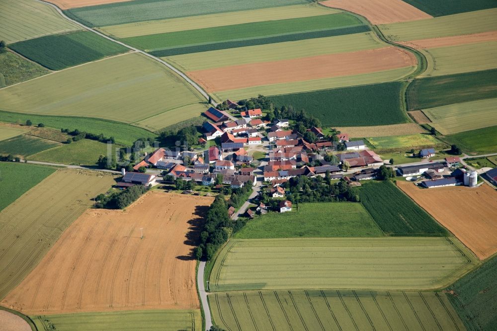 Laberweinting von oben - Dorf - Ansicht am Rande von Feldern im Ortsteil Reuth in Laberweinting im Bundesland Bayern, Deutschland