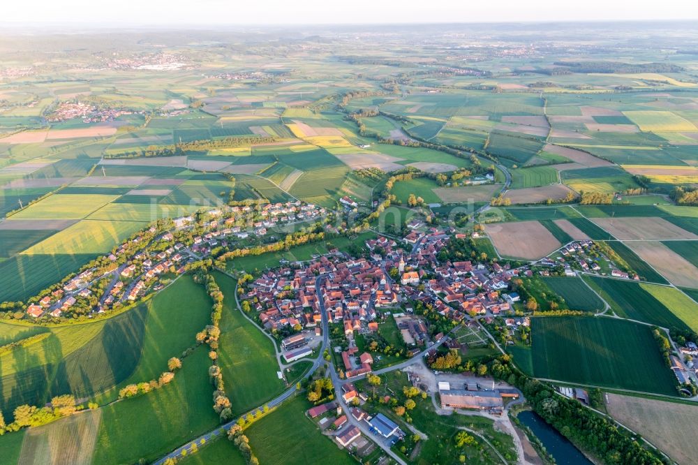 Luftaufnahme Hofheim in Unterfranken - Dorf - Ansicht am Rande von Feldern im Ortsteil Rügheim in Hofheim in Unterfranken im Bundesland Bayern, Deutschland