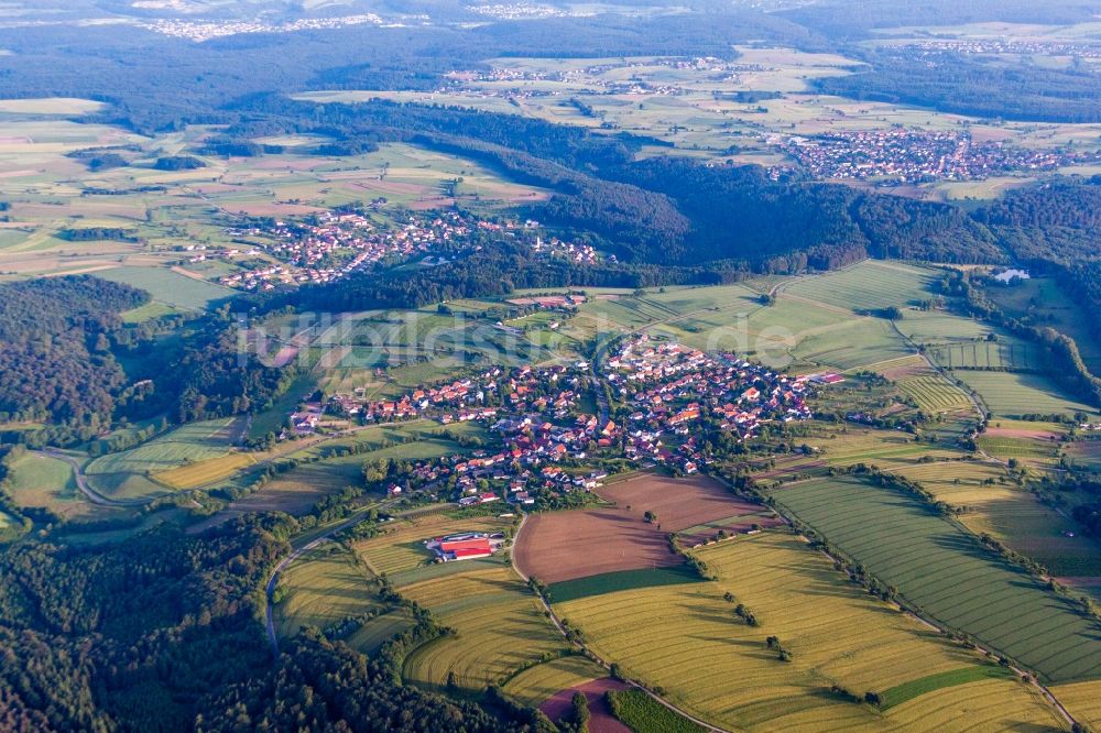 Luftbild Fahrenbach - Dorf - Ansicht am Rande von Feldern im Ortsteil Robern in Fahrenbach im Bundesland Baden-Württemberg, Deutschland