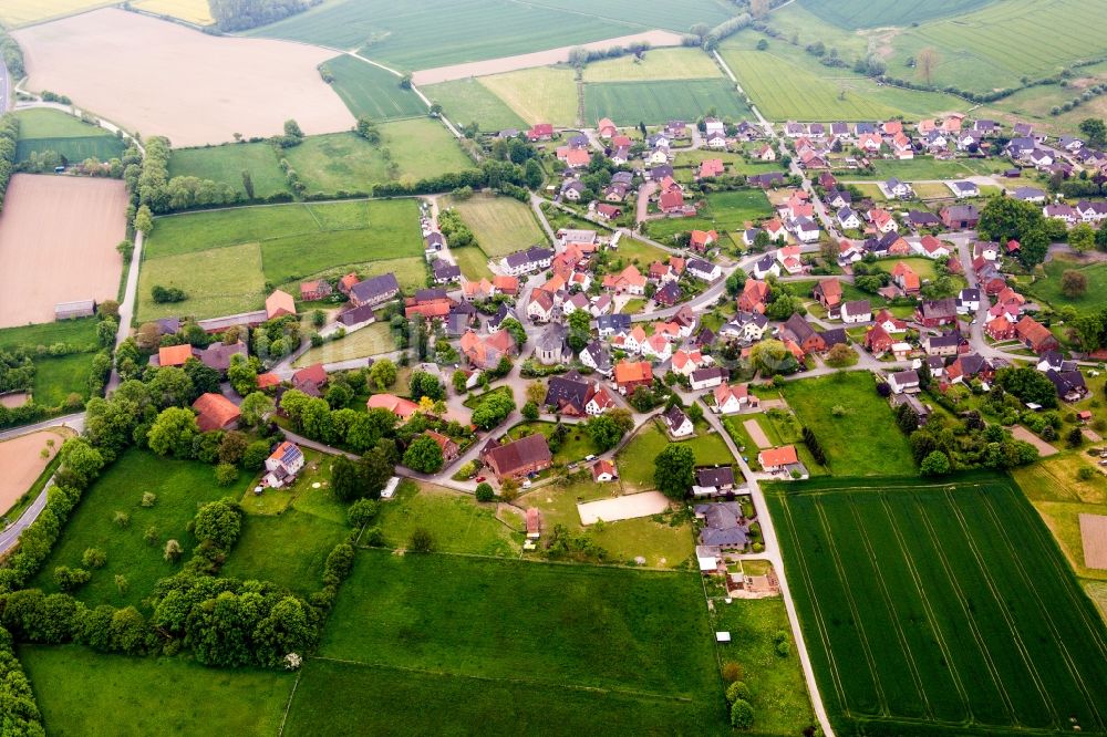 Luftaufnahme Steinheim - Dorf - Ansicht am Rande von Feldern im Ortsteil Rolfzen in Steinheim im Bundesland Nordrhein-Westfalen, Deutschland