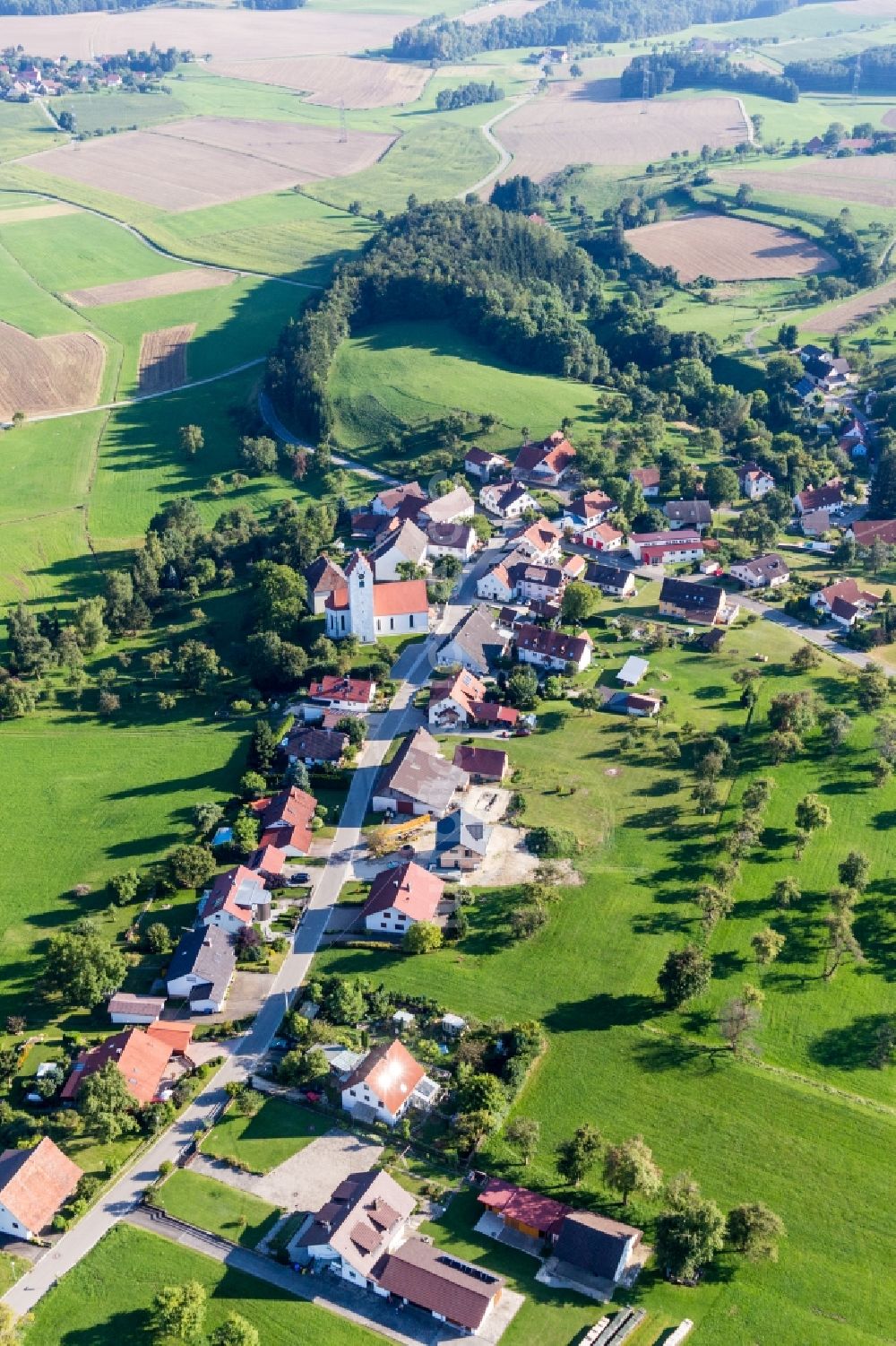 Eigeltingen aus der Vogelperspektive: Dorf - Ansicht am Rande von Feldern im Ortsteil Rorgenwies in Eigeltingen im Bundesland Baden-Württemberg, Deutschland