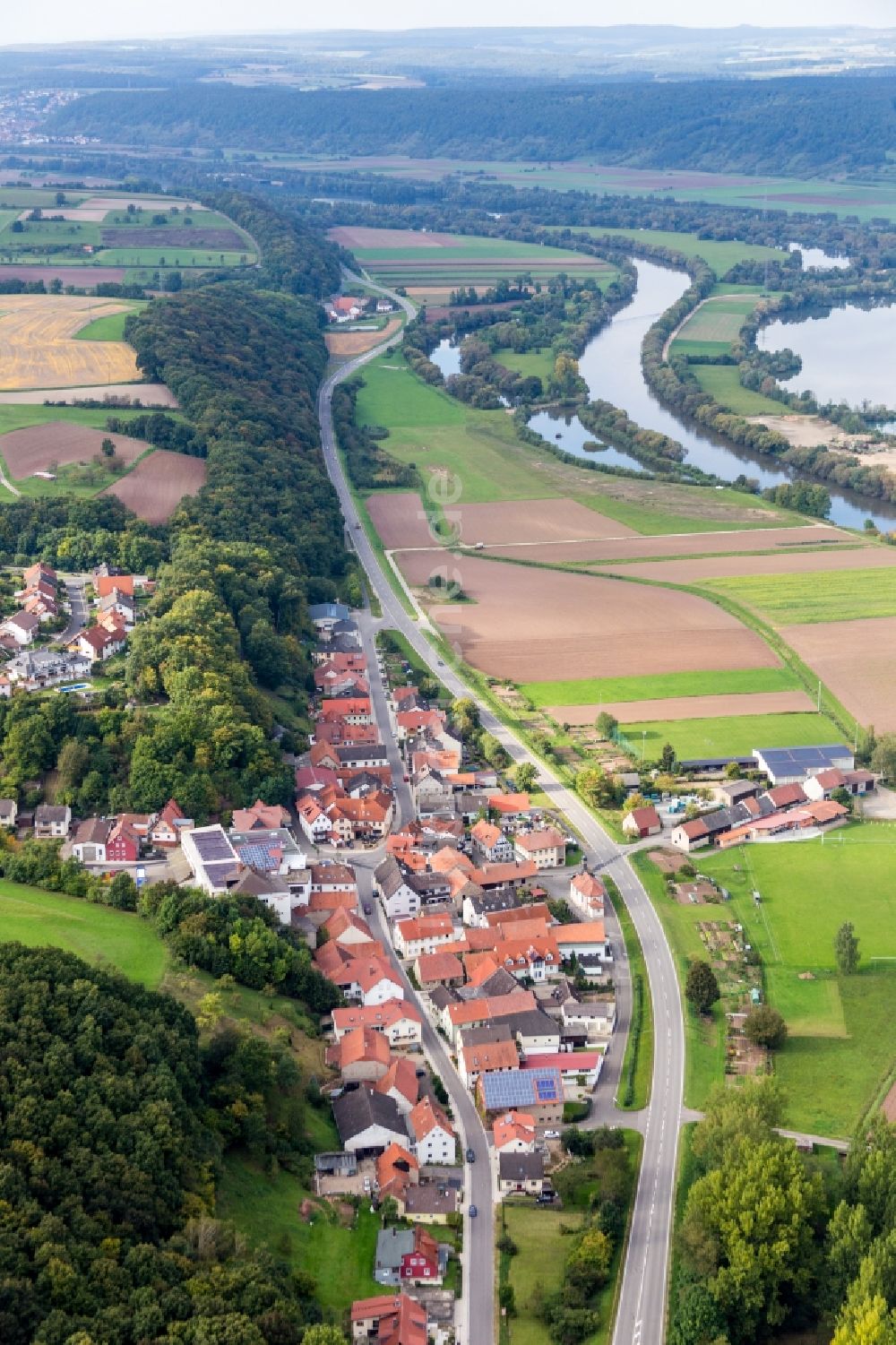 Luftbild Eltmann - Dorf - Ansicht am Rande von Feldern im Ortsteil Roßstadt in Eltmann im Bundesland Bayern, Deutschland