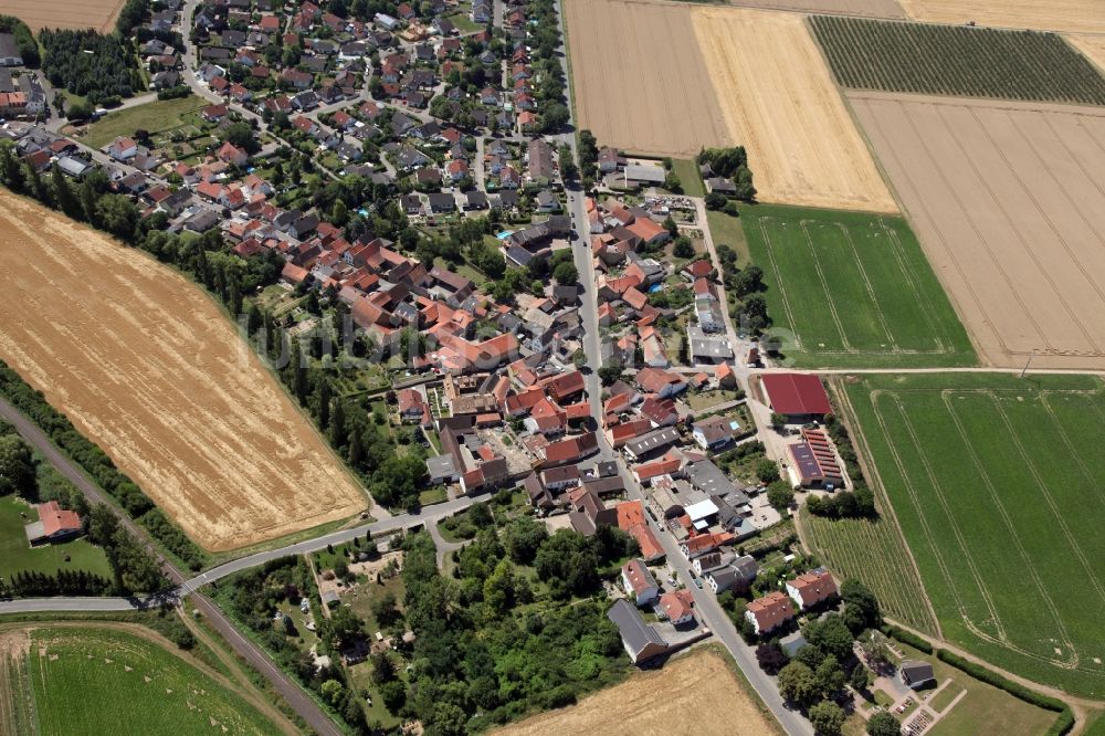 Armsheim aus der Vogelperspektive: Dorf - Ansicht am Rande von Feldern im Ortsteil Schimsheim in Armsheim im Bundesland Rheinland-Pfalz, Deutschland