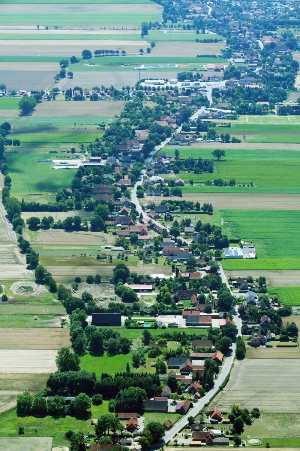 Luftaufnahme Rodewald - Dorf - Ansicht am Rande von Feldern im Ortsteil Untere Bauerschaft in Rodewald im Bundesland Niedersachsen, Deutschland