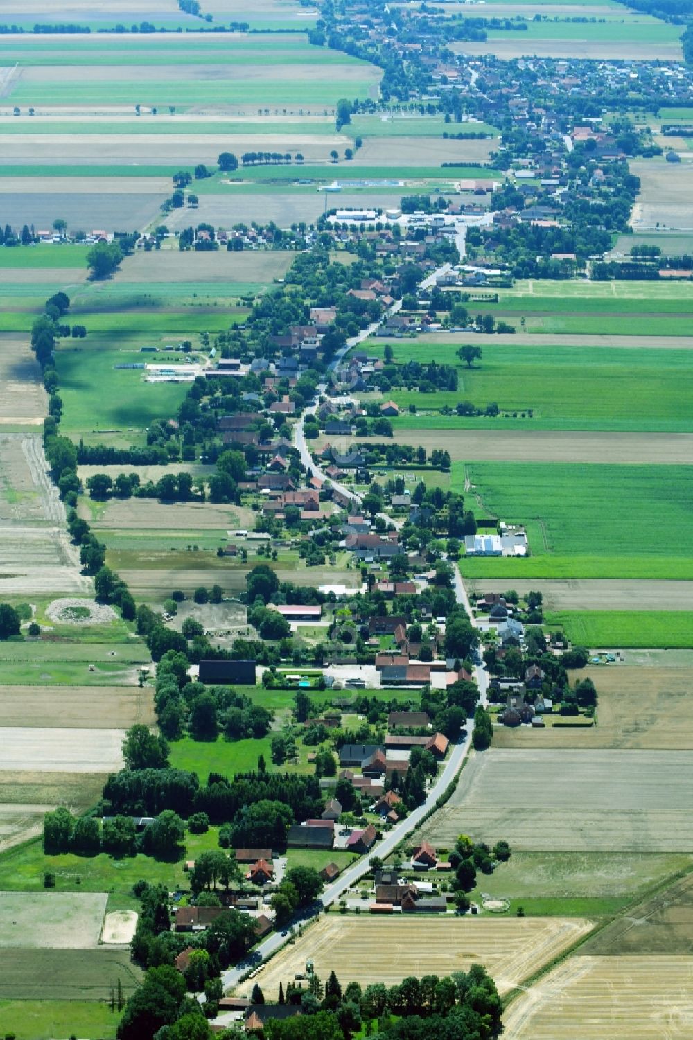 Rodewald von oben - Dorf - Ansicht am Rande von Feldern im Ortsteil Untere Bauerschaft in Rodewald im Bundesland Niedersachsen, Deutschland