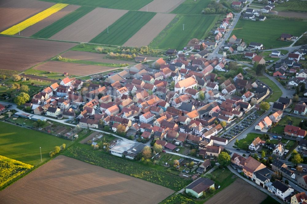 Eisenheim aus der Vogelperspektive: Dorf - Ansicht am Rande von Feldern im Ortsteil Untereisenheim in Eisenheim im Bundesland Bayern