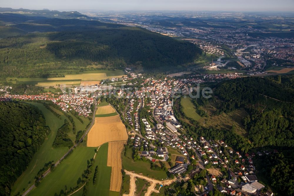 Aalen aus der Vogelperspektive: Dorf - Ansicht am Rande von Feldern im Ortsteil Unterkochen in Aalen im Bundesland Baden-Württemberg, Deutschland