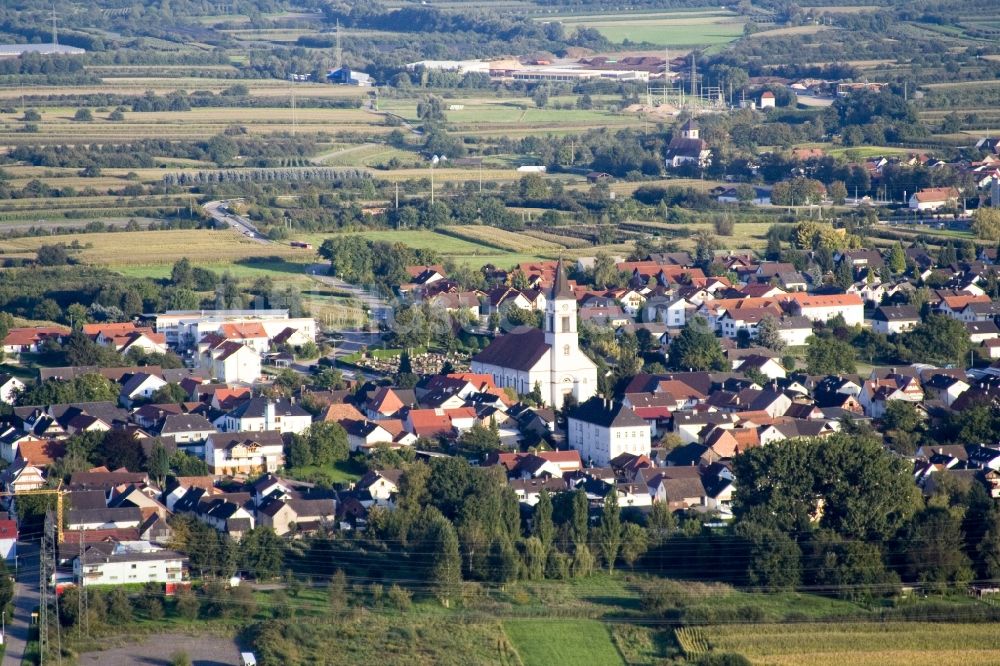 Luftaufnahme Appenweier - Dorf - Ansicht am Rande von Feldern im Ortsteil Urloffen in Appenweier im Bundesland Baden-Württemberg