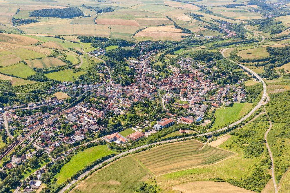 Alsenz von oben - Dorf - Ansicht am Rande von Feldern und Ortsumfahrung der B38 in Alsenz im Bundesland Rheinland-Pfalz, Deutschland