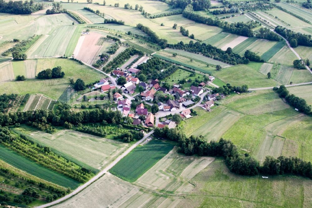 Luftaufnahme Ottersweier - Dorf - Ansicht am Rande von Feldern in Ottersweier im Bundesland Baden-Württemberg, Deutschland