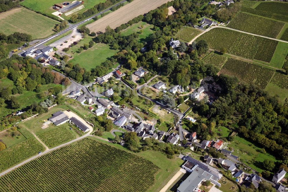 Luftaufnahme Parnay - Dorf - Ansicht am Rande von Feldern in Parnay in Pays de la Loire, Frankreich