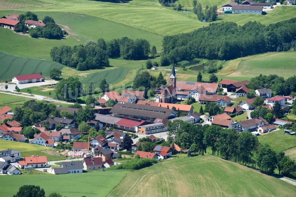 Luftaufnahme Pauluszell - Dorf - Ansicht am Rande von Feldern in Pauluszell im Bundesland Bayern, Deutschland