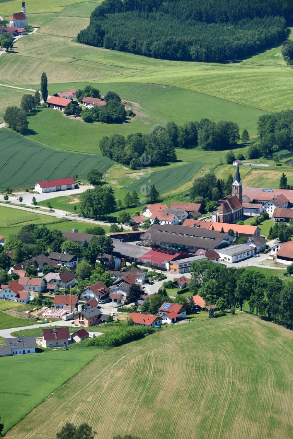 Pauluszell von oben - Dorf - Ansicht am Rande von Feldern in Pauluszell im Bundesland Bayern, Deutschland