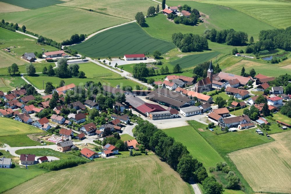 Pauluszell aus der Vogelperspektive: Dorf - Ansicht am Rande von Feldern in Pauluszell im Bundesland Bayern, Deutschland