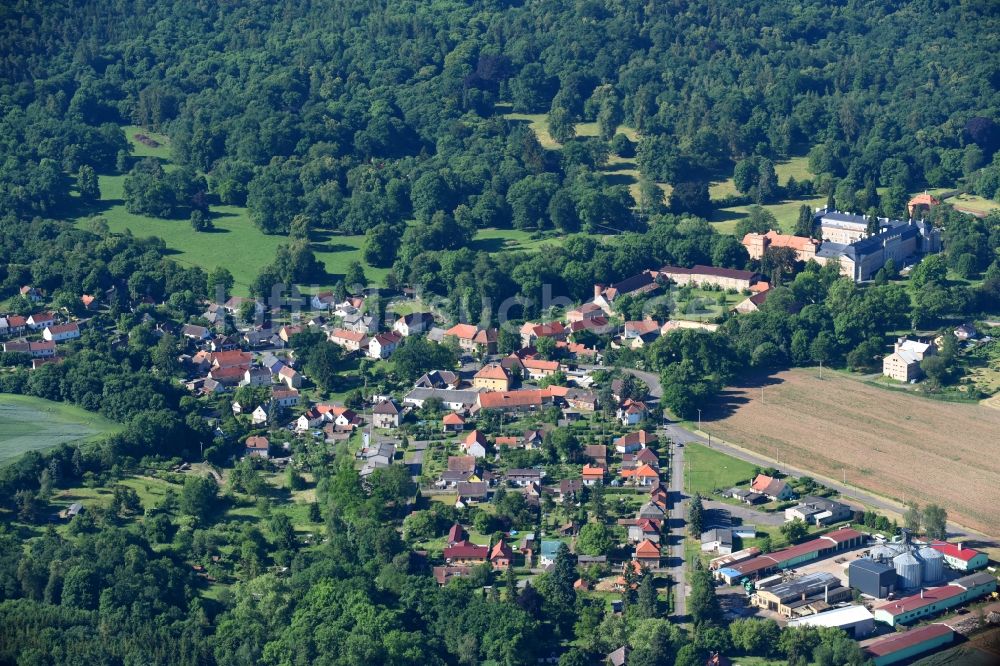 Petrohrad - Petersburg aus der Vogelperspektive: Dorf - Ansicht am Rande von Feldern in Petrohrad - Petersburg in Ustecky kraj - Aussiger Region, Tschechien