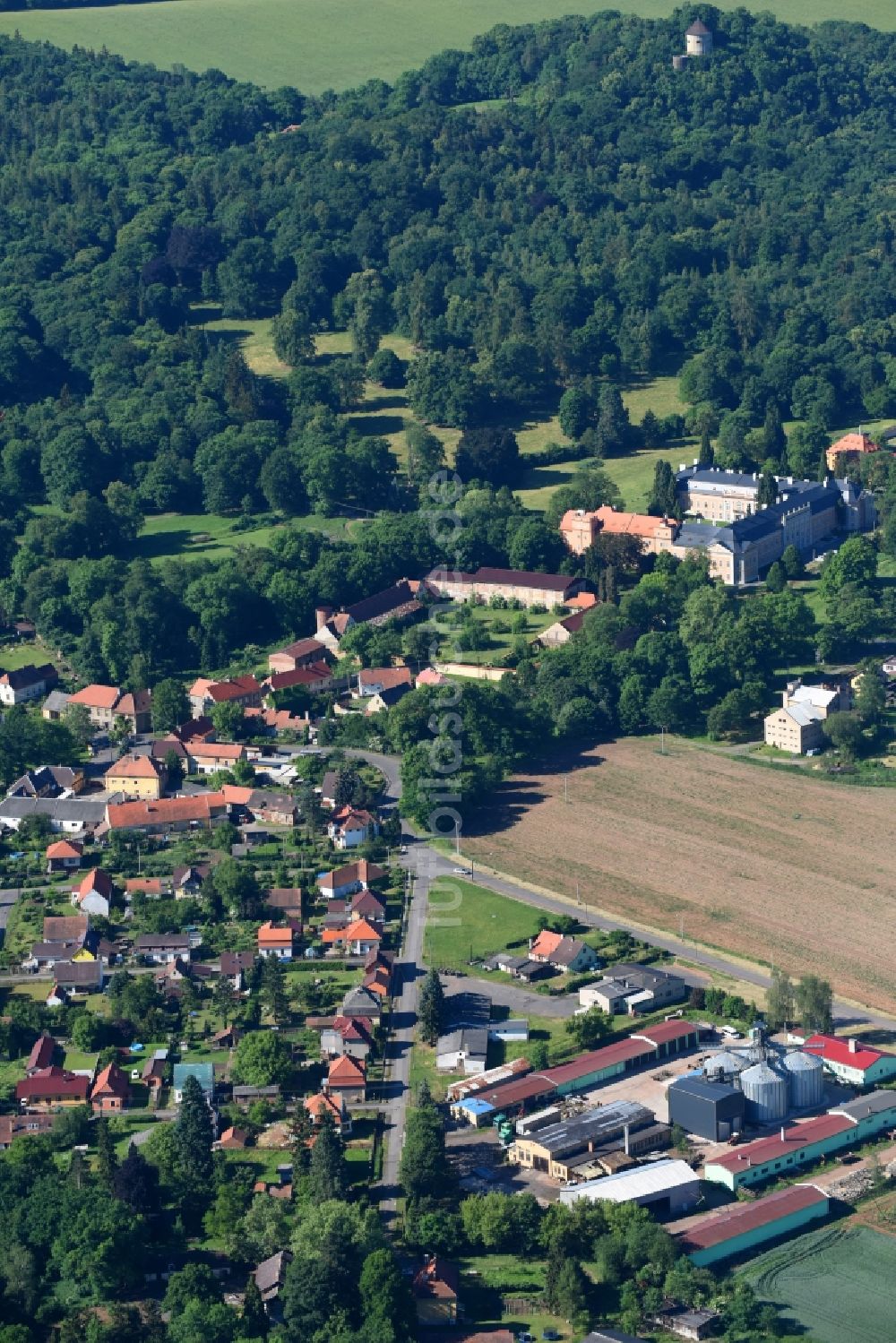 Luftbild Petrohrad - Petersburg - Dorf - Ansicht am Rande von Feldern in Petrohrad - Petersburg in Ustecky kraj - Aussiger Region, Tschechien