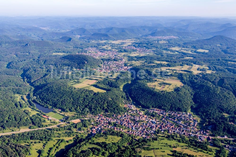 Silz aus der Vogelperspektive: Dorf - Ansicht am Rande von Feldern im Pfälzerwald in Silz im Bundesland Rheinland-Pfalz, Deutschland