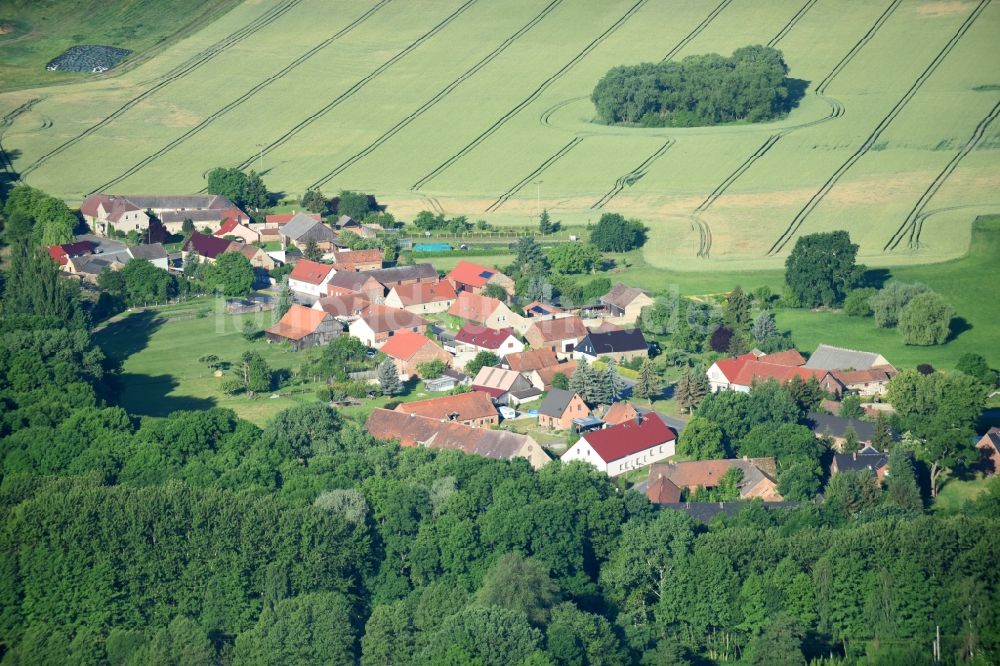 Pitschen-Pickel aus der Vogelperspektive: Dorf - Ansicht am Rande von Feldern in Pitschen-Pickel im Bundesland Brandenburg, Deutschland