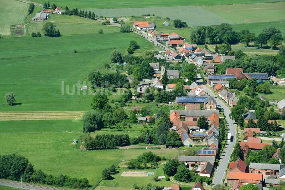 Plathe aus der Vogelperspektive: Dorf - Ansicht am Rande von Feldern in Plathe im Bundesland Sachsen-Anhalt, Deutschland