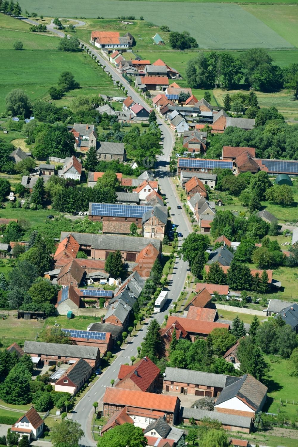 Luftaufnahme Plathe - Dorf - Ansicht am Rande von Feldern in Plathe im Bundesland Sachsen-Anhalt, Deutschland