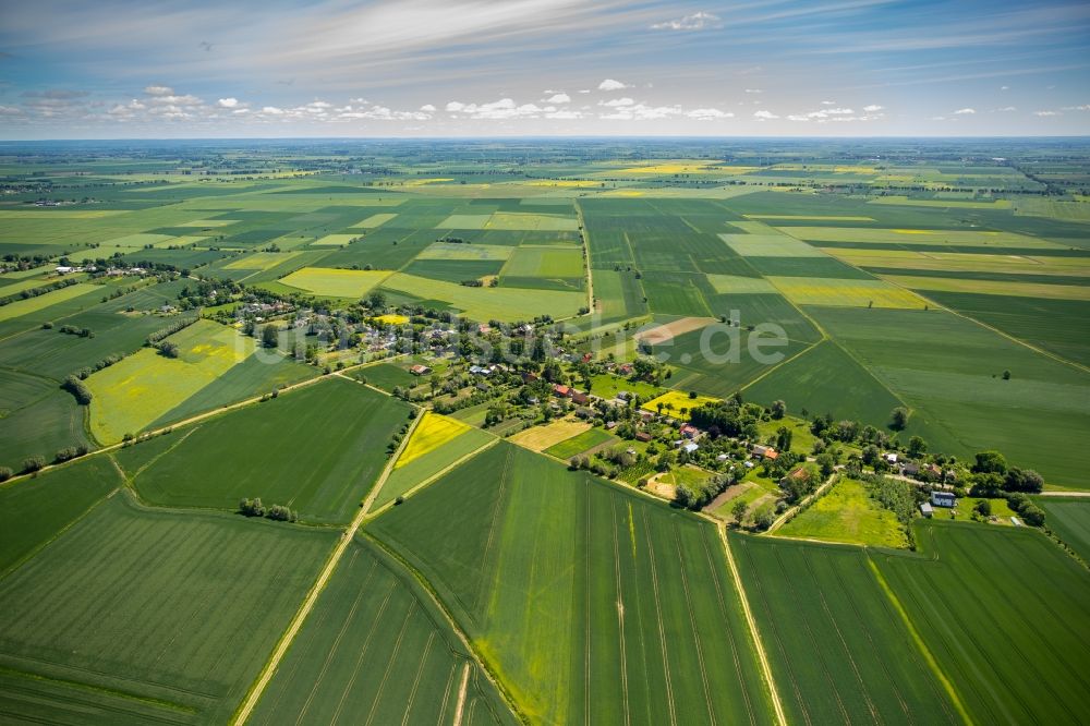 Pregowo Zulawskie aus der Vogelperspektive: Dorf - Ansicht am Rande von Feldern in Pregowo Zulawskie in Pomorskie, Polen