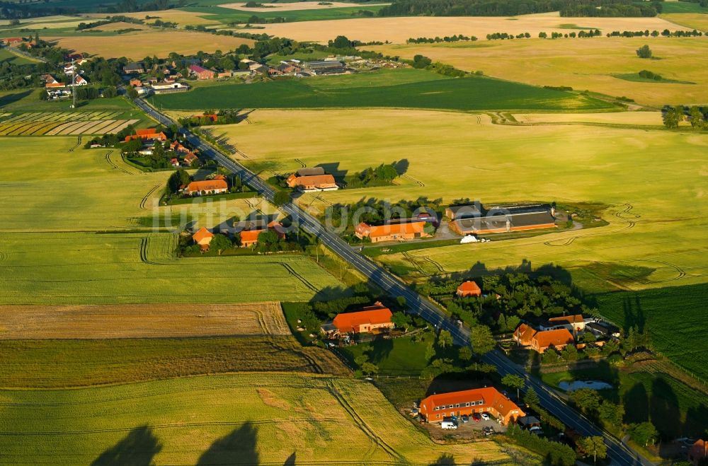 Raden von oben - Dorf - Ansicht am Rande von Feldern in Raden im Bundesland Mecklenburg-Vorpommern, Deutschland