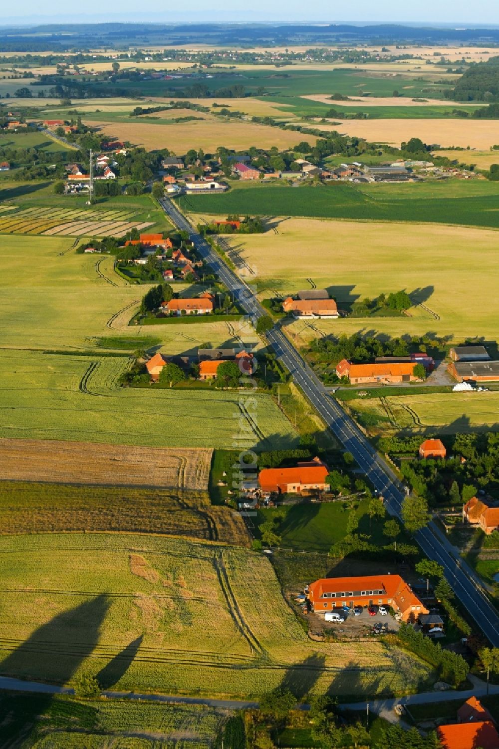 Raden aus der Vogelperspektive: Dorf - Ansicht am Rande von Feldern in Raden im Bundesland Mecklenburg-Vorpommern, Deutschland