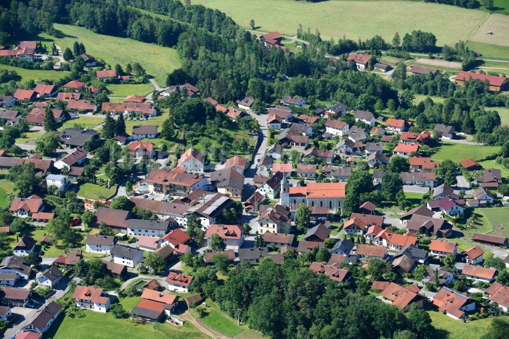 Rattenberg von oben - Dorf - Ansicht am Rande von Feldern in Rattenberg im Bundesland Bayern, Deutschland