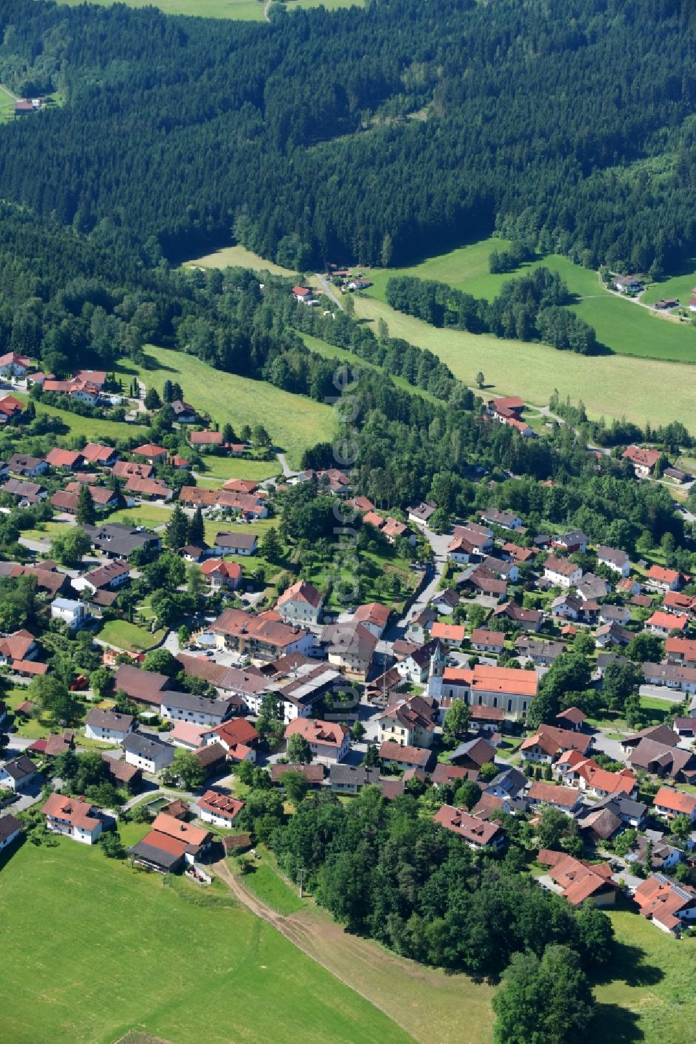 Rattenberg aus der Vogelperspektive: Dorf - Ansicht am Rande von Feldern in Rattenberg im Bundesland Bayern, Deutschland