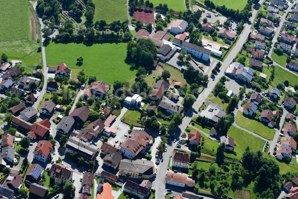 Rattenberg von oben - Dorf - Ansicht am Rande von Feldern in Rattenberg im Bundesland Bayern, Deutschland