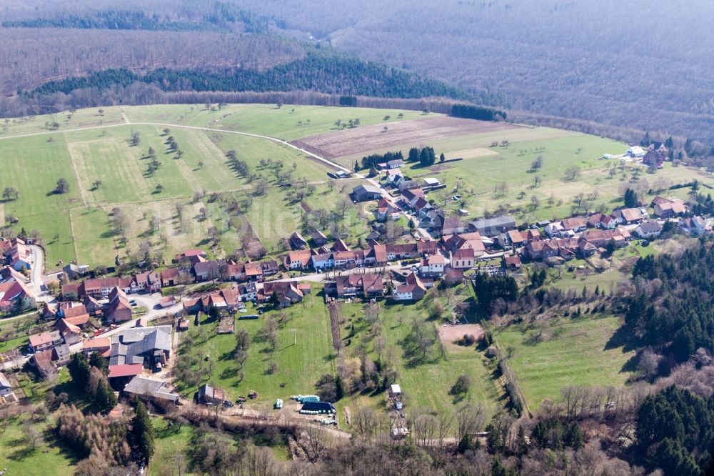 Luftbild Ratzwiller - Dorf - Ansicht am Rande von Feldern in Ratzwiller in Grand Est, Frankreich