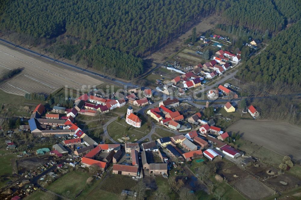 Luftaufnahme Reesdorf - Dorf - Ansicht am Rande von Feldern in Reesdorf im Bundesland Brandenburg, Deutschland